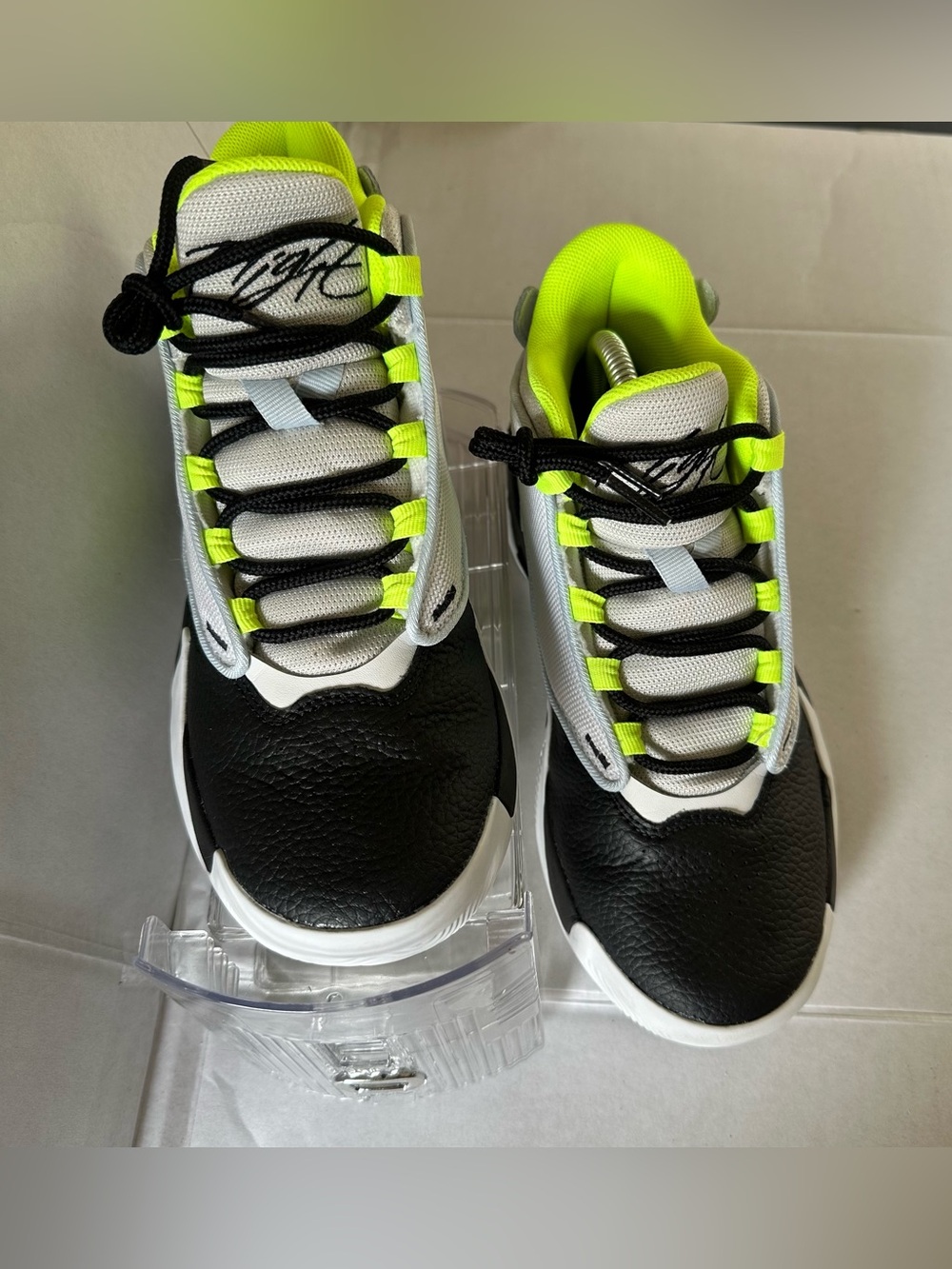 Nike Jordan Max Aura 4 GS Platinum Volt size 5Y Youth b/w neon yellow sneakers